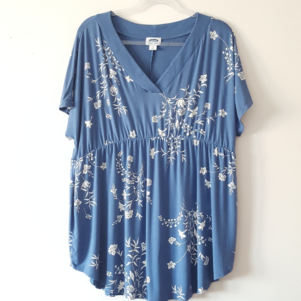 🦋 3/$25 Maternity Blue Floral Tunic Top
